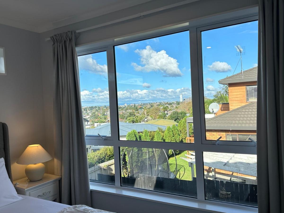 Holiday home 123b Forresthill Rd Auckland